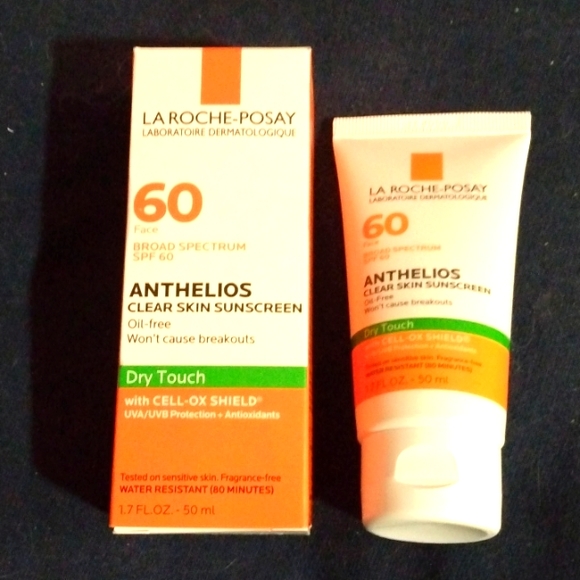 La Roche-Posay Anthelios Clear Skin Dry Touch Sunscreen SPF 60 - Picture 2 of 5